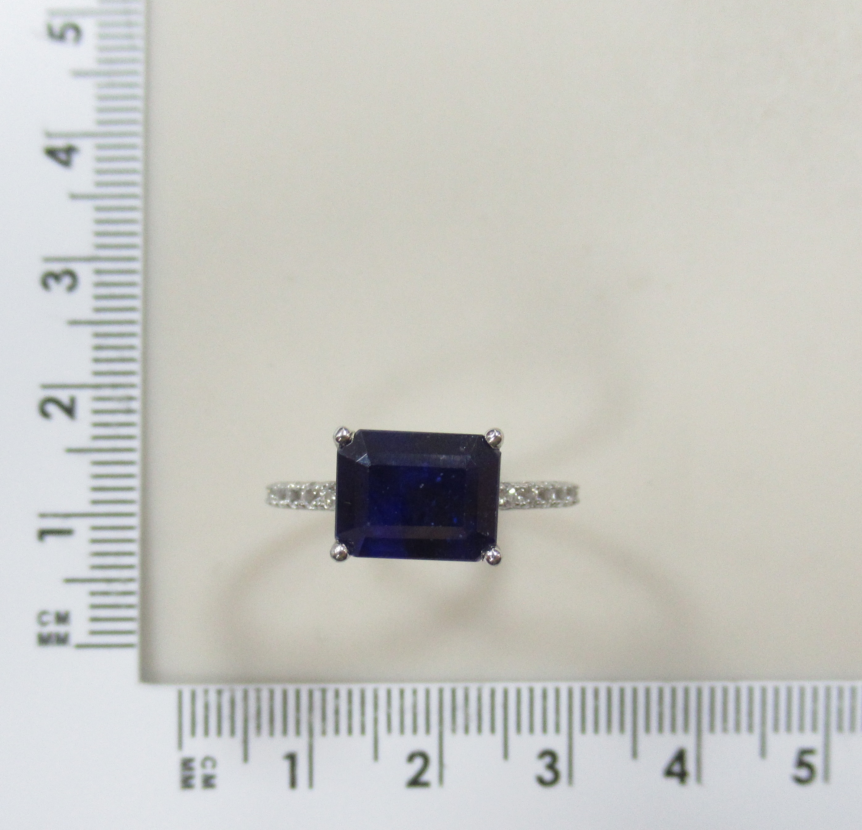 Серебряное кольцо с сапфиром